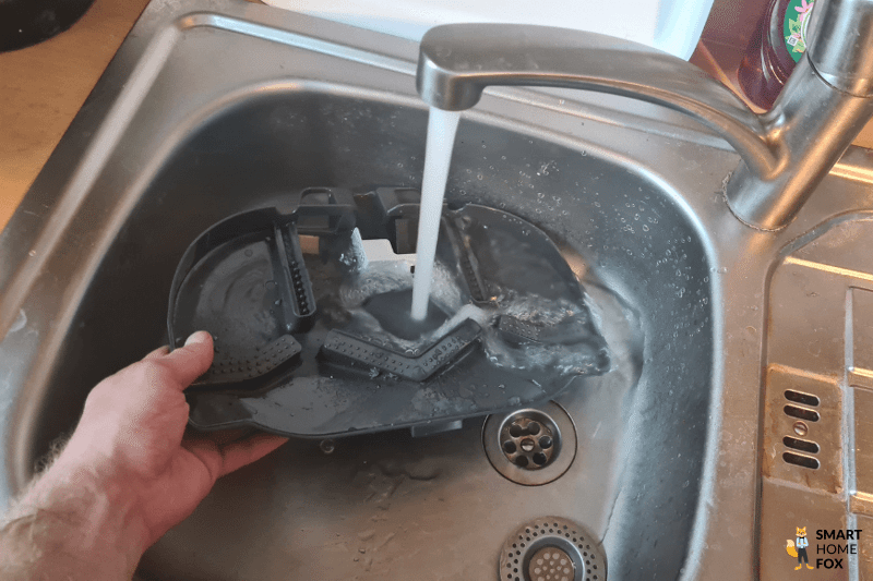 La plaque de nettoyage de la station Roborock Q Revo est lavée.